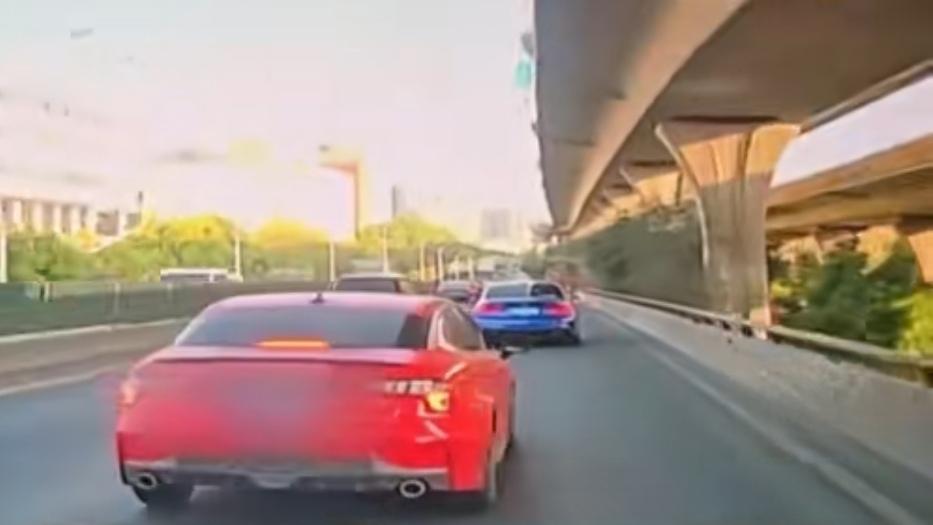 🔥吓出冷汗！昆明两车匝道疯狂蛇形走位。昆明某匝道上演惊险一幕，两车互相别车、连