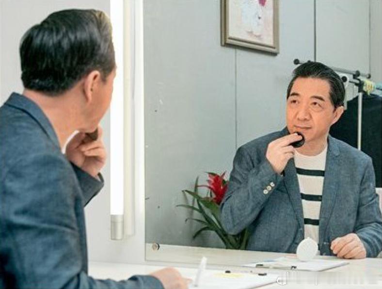 2016年2月27日在休息室里给自己补妆的局座历史影像