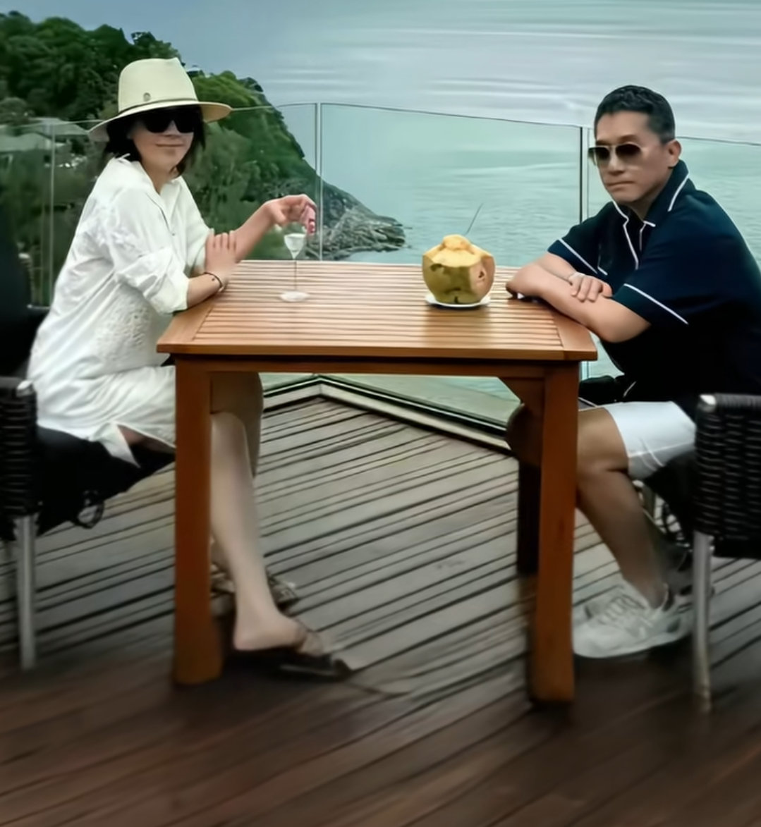 看看梁朝伟刘嘉玲夫妇，人家这才是生活，我们只是活着。 