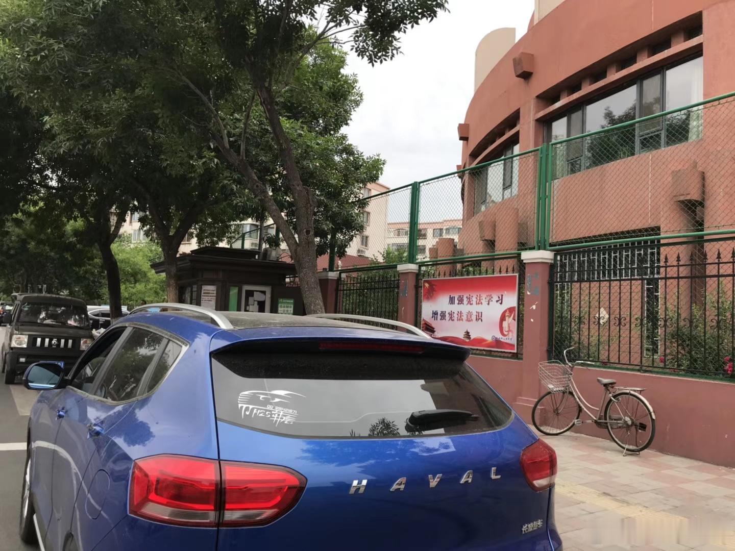 我的高考回忆我与汽车的日常 毕业前一天，我把哈弗的徽章穿校服上了，这俩车标是我小