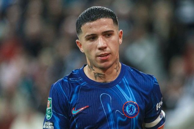 恩佐被队内禁赛两场❌🚨切尔西教练罗塞尼尔赛前谈恩佐近日言论：“已经与恩佐谈过了