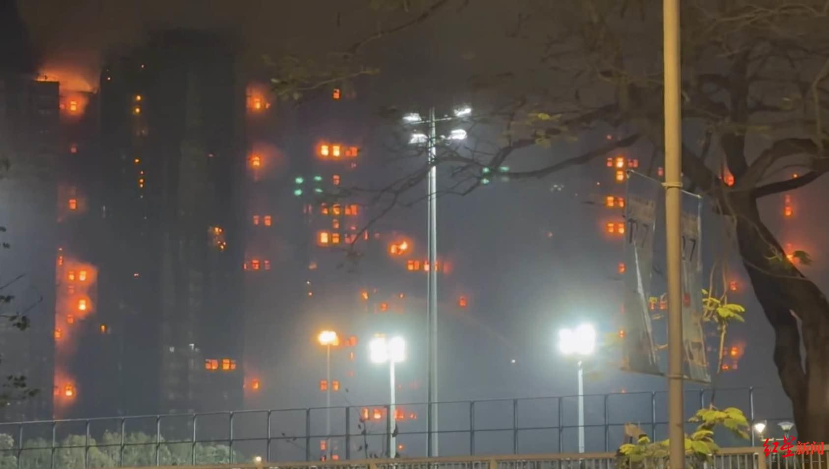 红星新闻实探香港宏福苑大火现场:警员称第一次遇到这么大火,餐厅老板自发为救援人员送餐