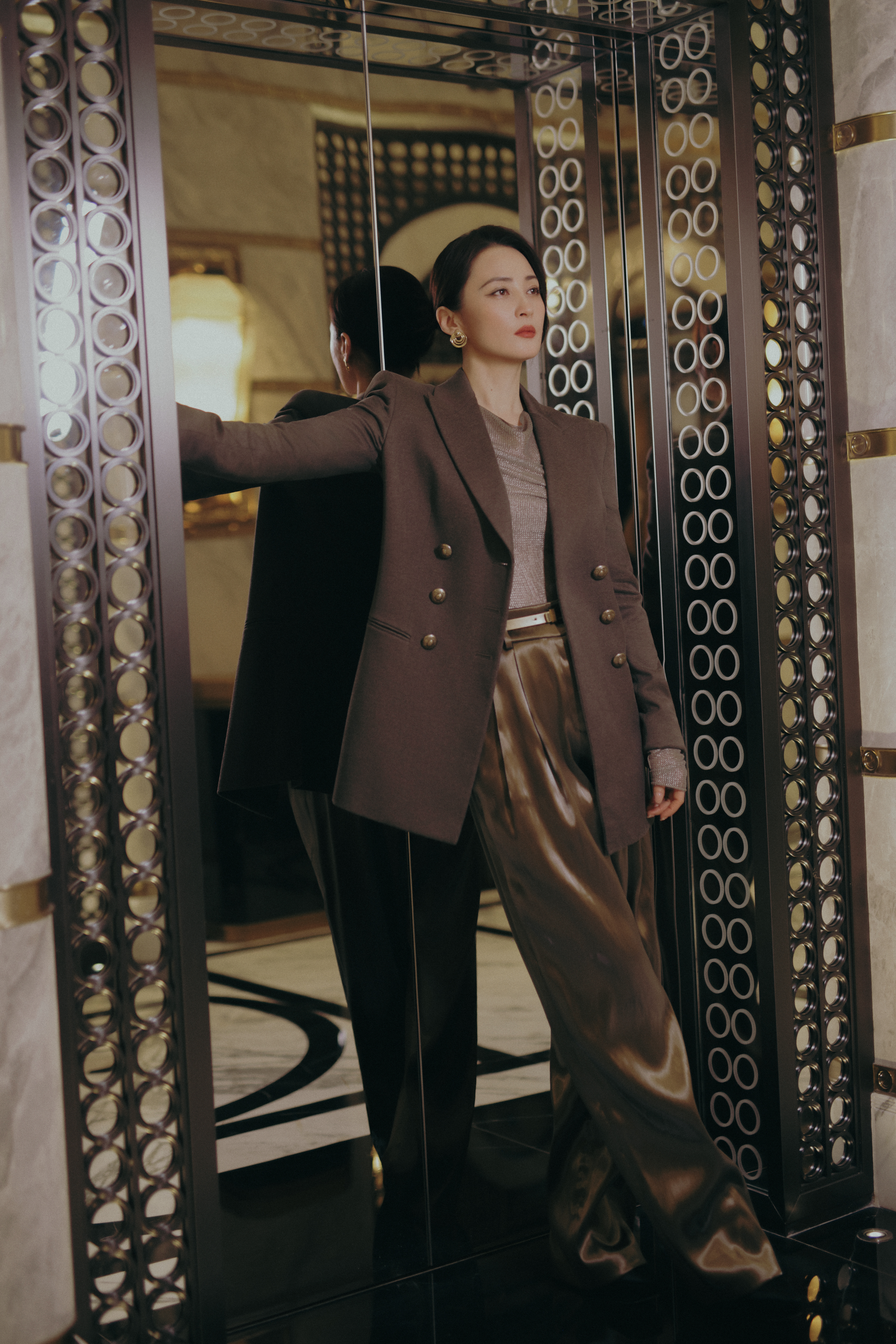 蒋勤勤气场足到头顶  蒋勤勤气场足到头顶！ 皮骨贴合棱角分明好伟大的一张脸，随意