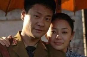 2004年，连奕名认识陈实一个月，决定闪婚，他拿着500万去售楼处买房子，可是两