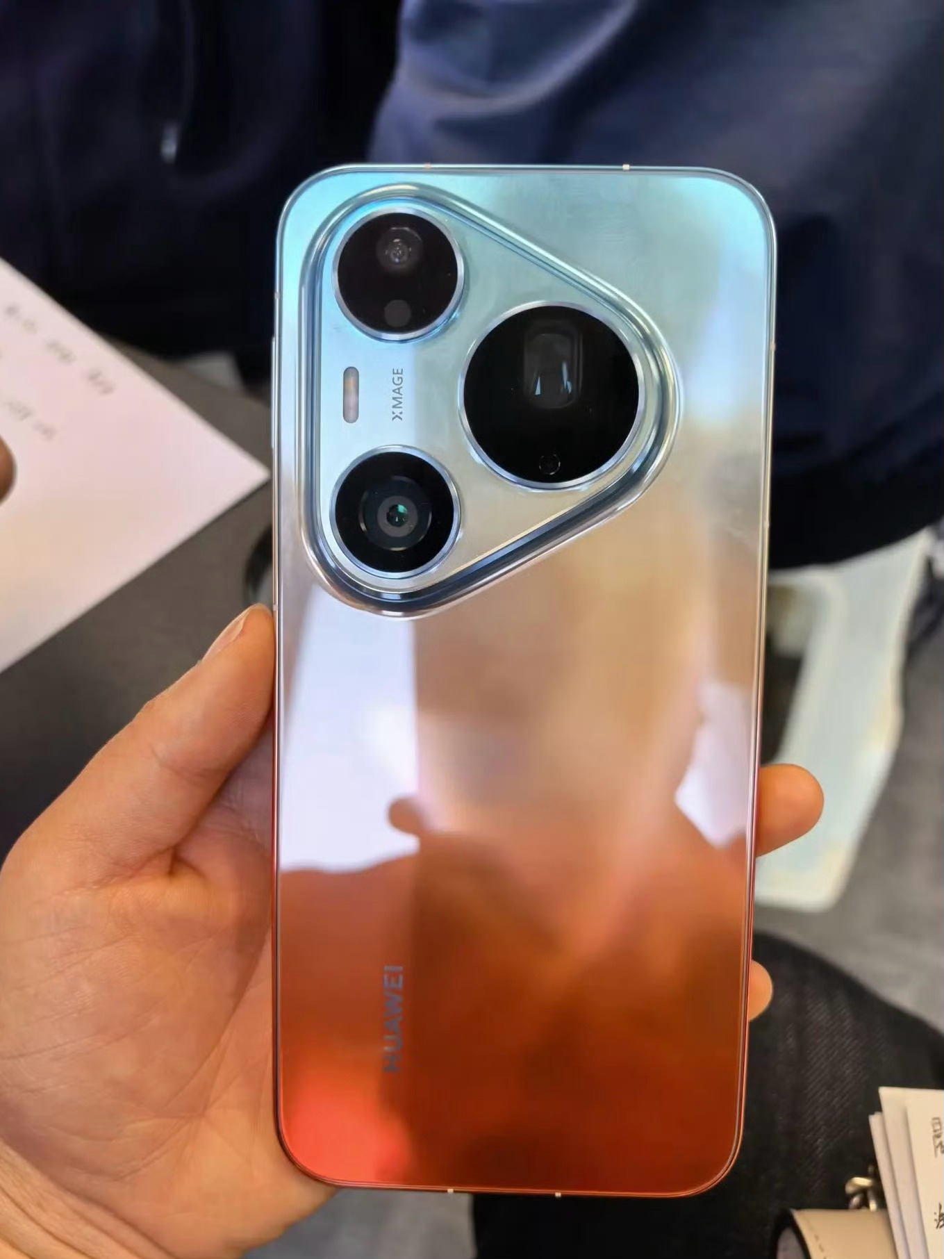 华为pura90 系列的无美颜实拍真机上手图来了标准版是AG磨砂 哑光质感的渐变
