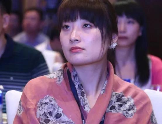 就目前形势看，宗馥莉似乎更厉害一些。

想不明白，这杜建英是不是被人怂恿了，她这