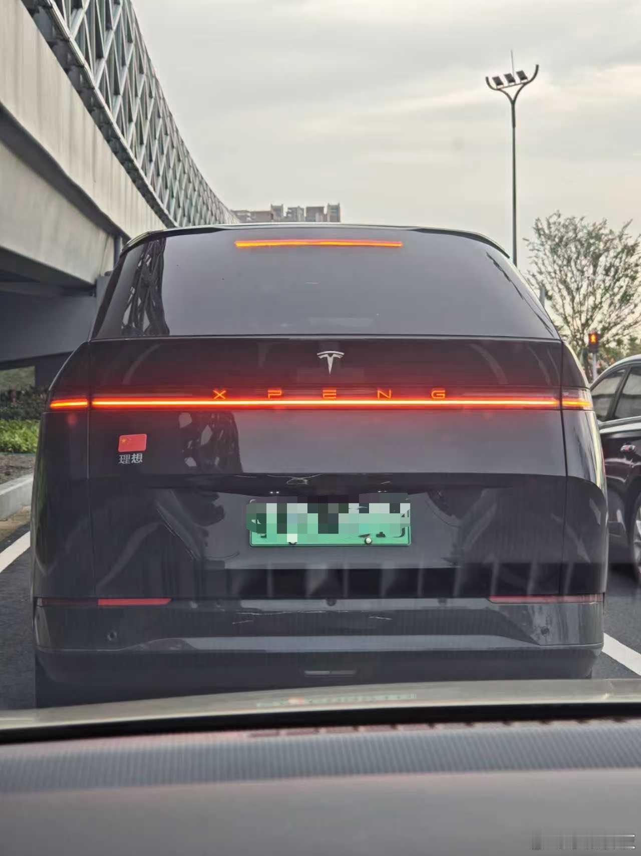 这车主成分太复杂，这样乱贴上路不会被罚款吗[允悲] ​​​