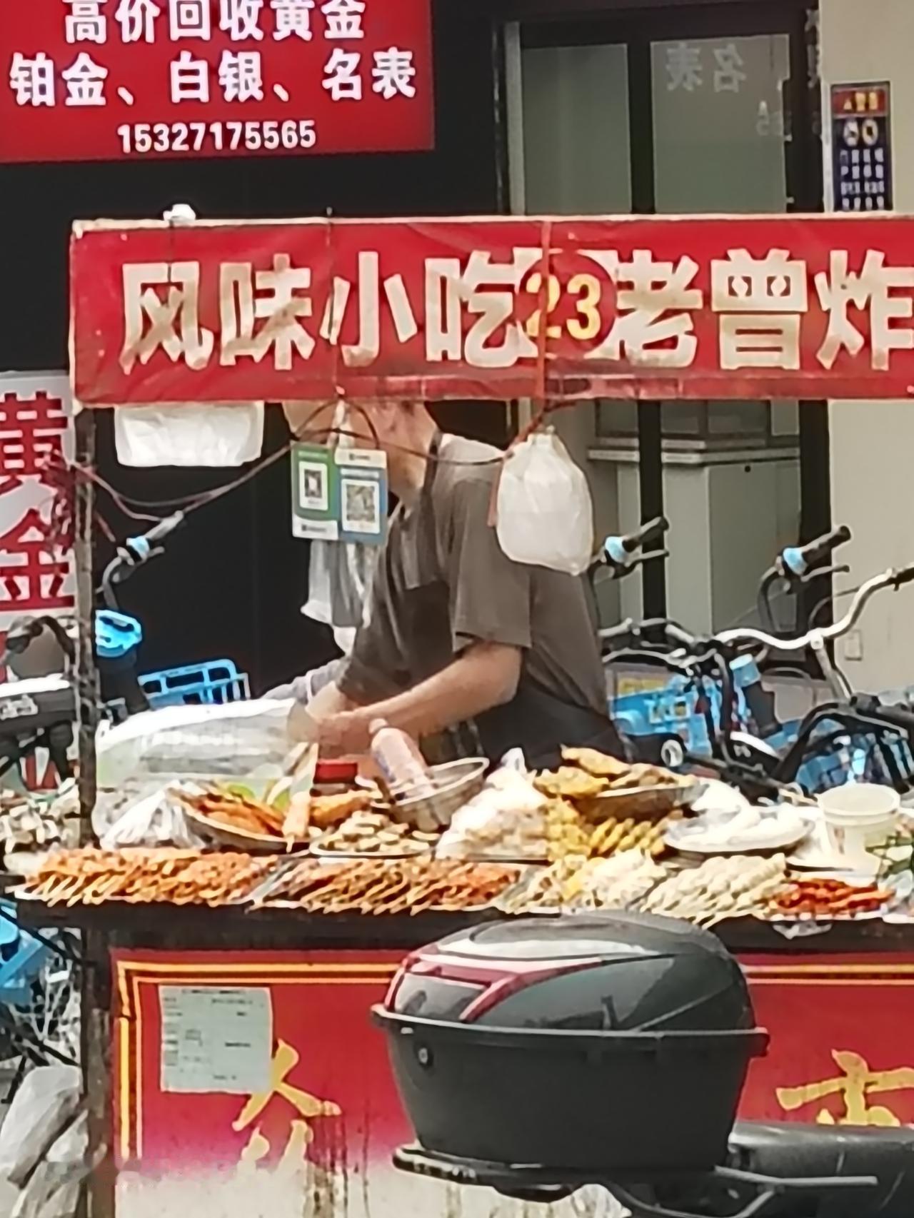武汉地铁五号线青山建设二路站有个卖小吃的摊点，每天到了下午五点，就将停在D出入口