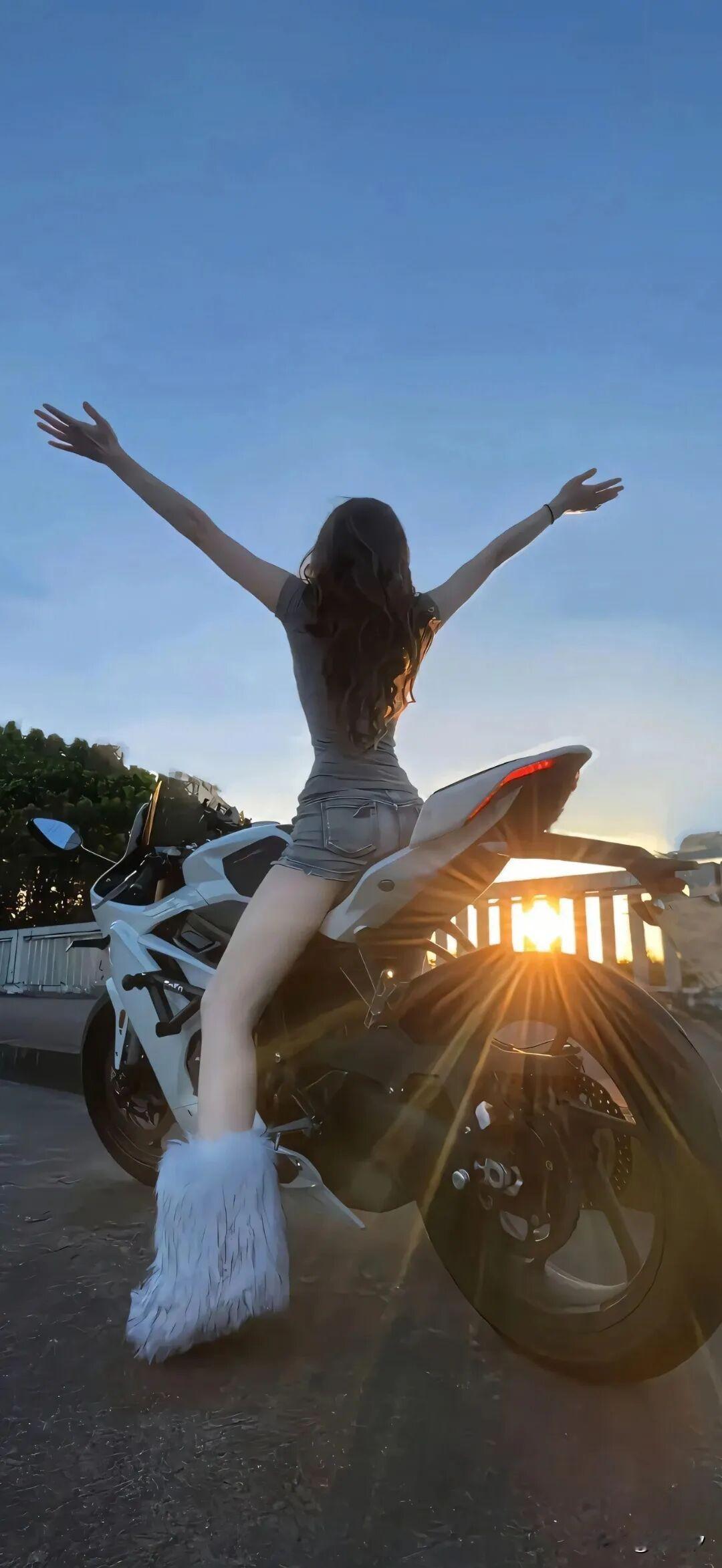 我们总被外界的声音推着向前，想着要变得更优秀、更完美，却在奔波中弄丢了原本的模样