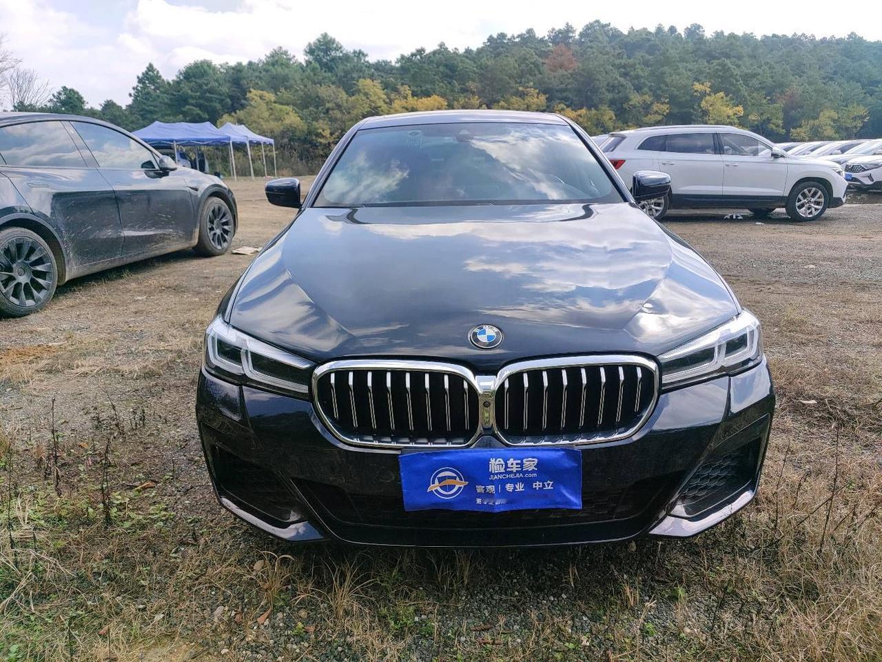 不满意新车减配，花新车的钱来买辆二手宝马5系。
前两天帮粉丝验了一台宝马530L