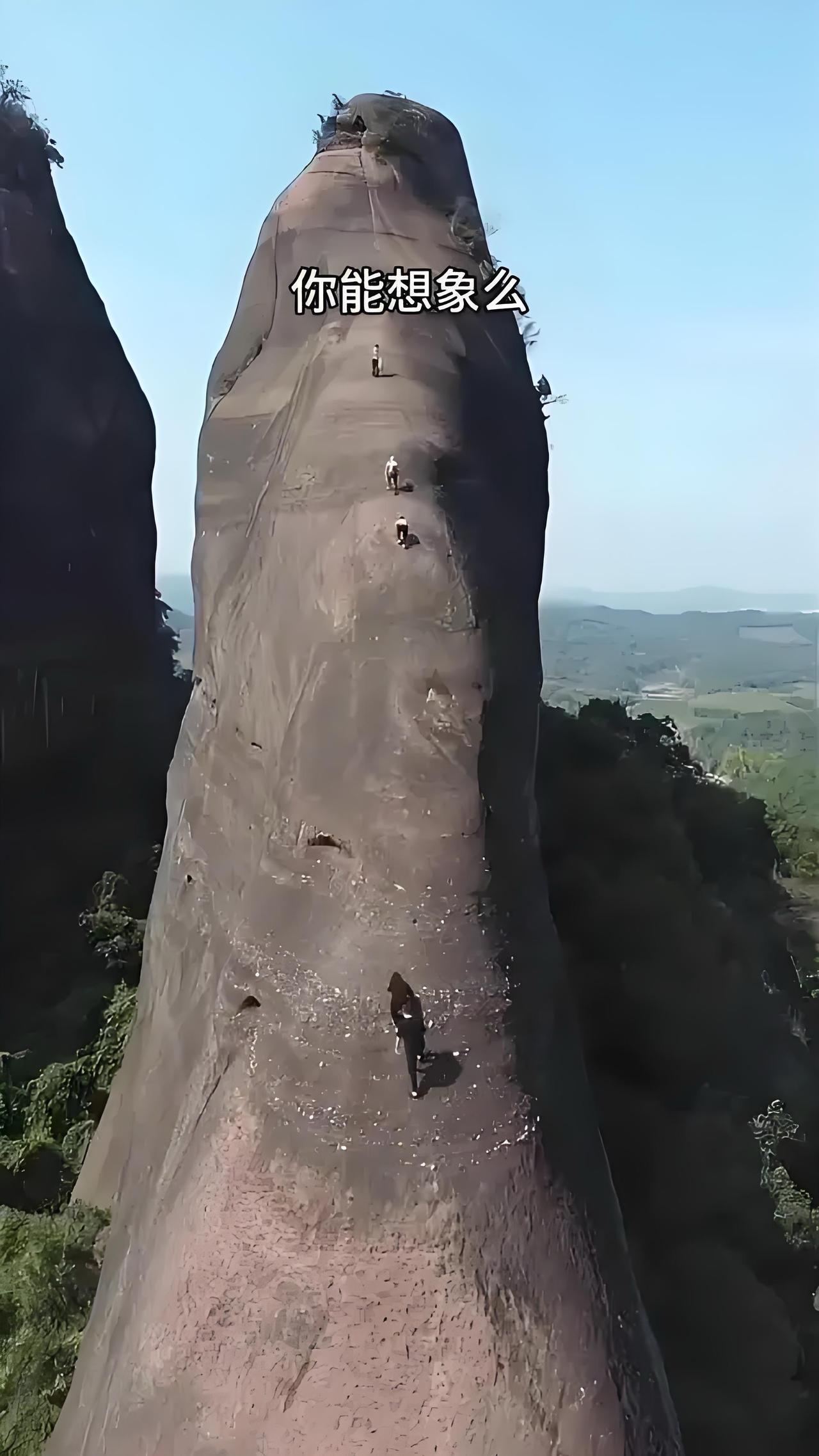 看了这张照片有啥想法？

         这是江西弋阳龟峰景区的“金枪峰”，看