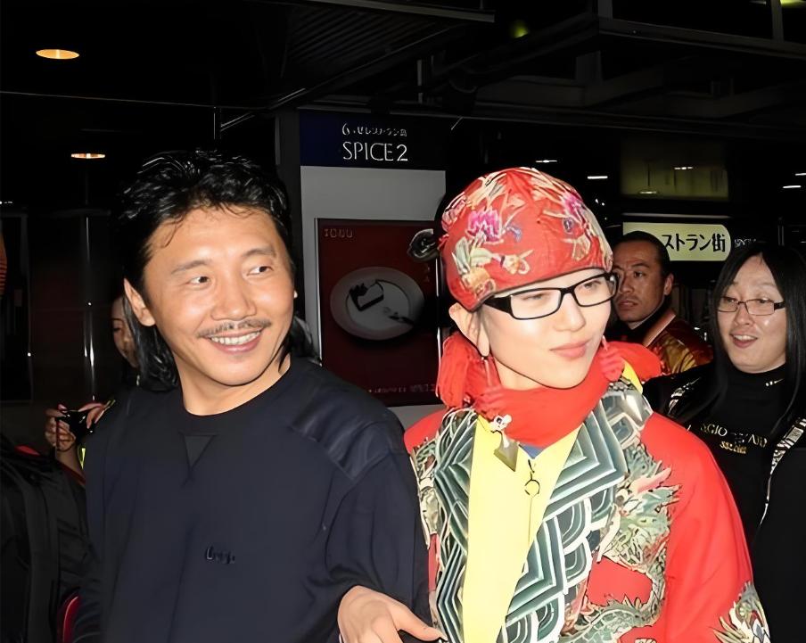 [中国赞]2002年，杨丽萍和百亿富豪刘淳晴结婚7年，刘淳晴对杨丽萍说：“我们要