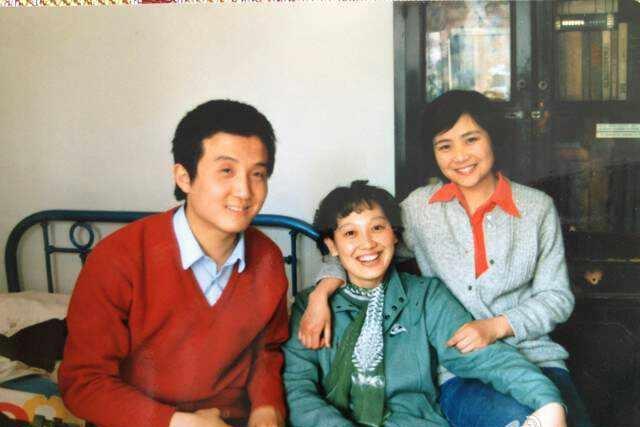 顾城的红颜知己李英，一张罕见的留影，这张照片拍摄于上世纪80年代中后期，地点在北