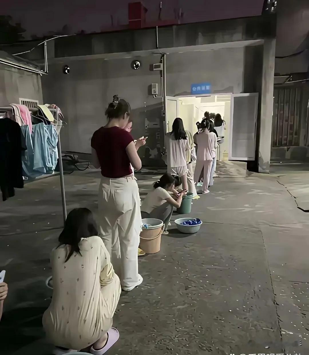 这些厂妹休息洗澡还得排队，看得出条件非常艰苦。
这样的条件估计工作环境不会太好，