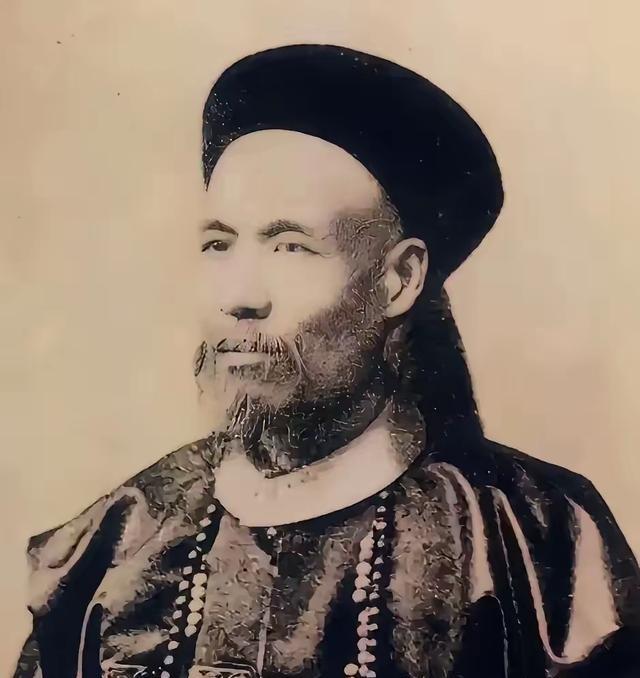 看懂伊朗后，真的理解左宗棠了。伊朗在波斯帝国巅峰时面积很大，可19世纪被俄国打得