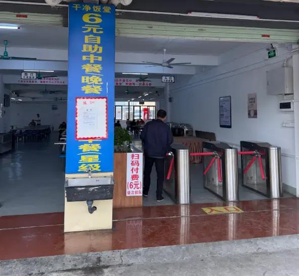 广州一村口有这么实惠的自助快餐店
老板说是现在每天有六百位左右的客人，可以保本。