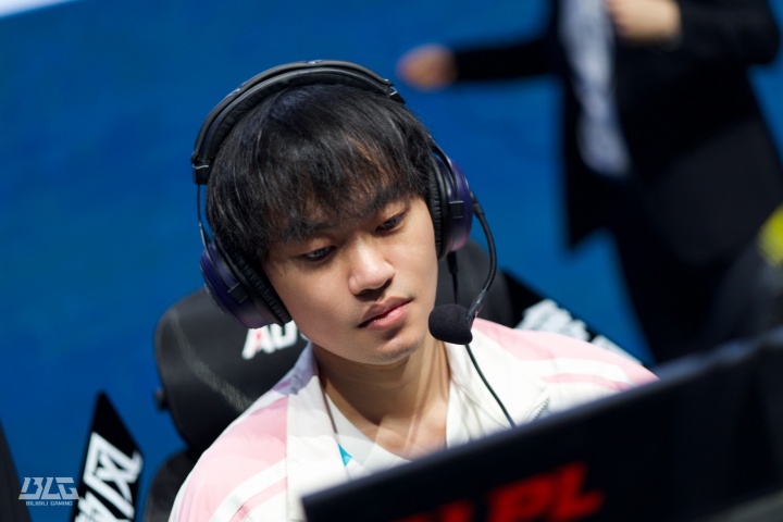 手子哥劳累！knight对线单杀团战游龙 三局砍下25-11战绩却落败