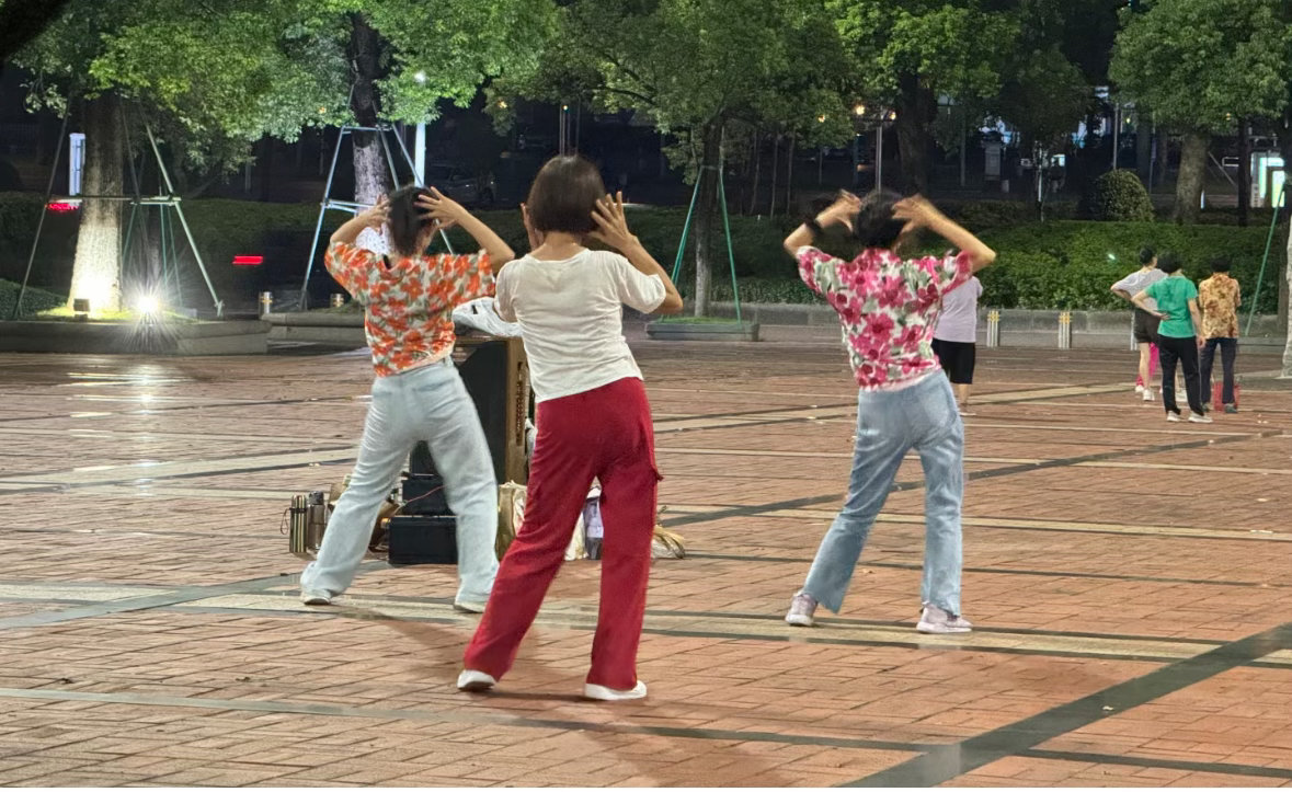 建议年轻人也去学广场舞 不必总困在焦虑里内耗。广场舞节奏轻快，既能舒展身体释放压