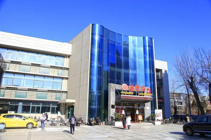 俞敏洪又搞新动作，开办了“北京新东方退休俱乐部”。这俱乐部专为50 - 75岁的