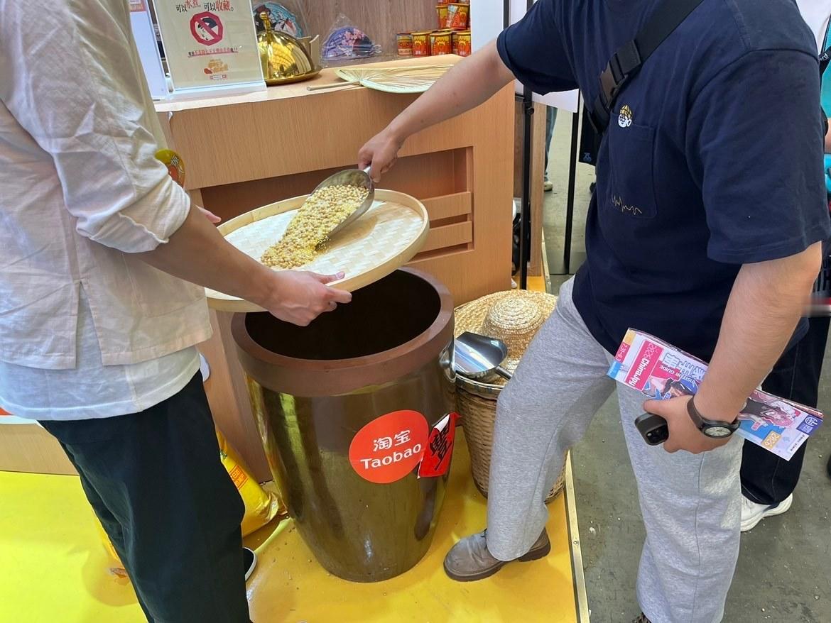 逛漫展没有饿肚子的道理，淘宝CJ展区你有点香到我了，筛谷就能得到真五谷和二次元谷
