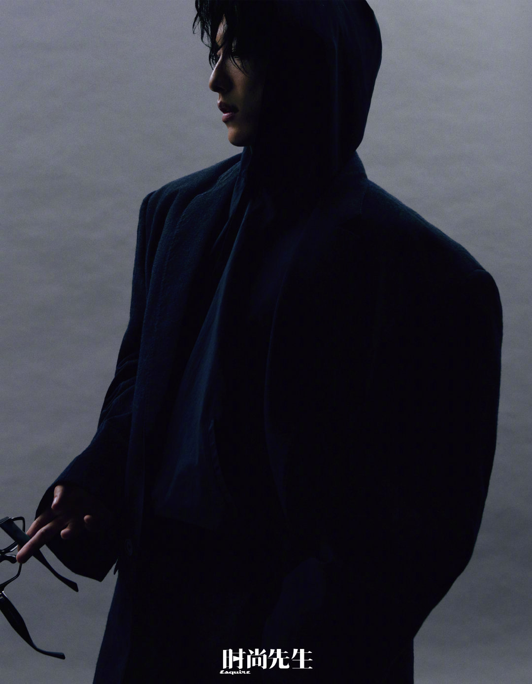 代旭 x 《时尚先生》新一组大片释出，化身时尚达人展现衬衫叠穿的潮流魅力，湿发造