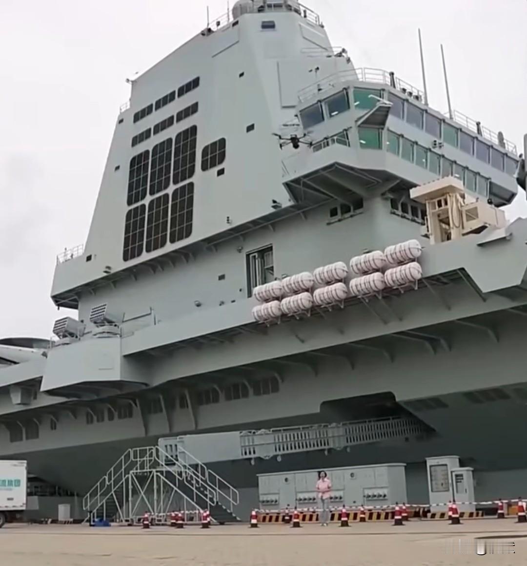 【庞大舰体的福建舰尽显巍峨！】