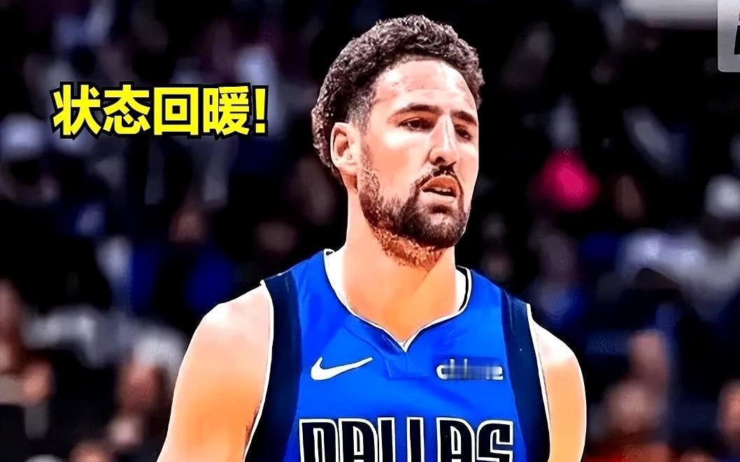 谁能想到啊。
那个和库里一起在首发席
把对手投到懵圈的克莱。
现在居然安安心心坐