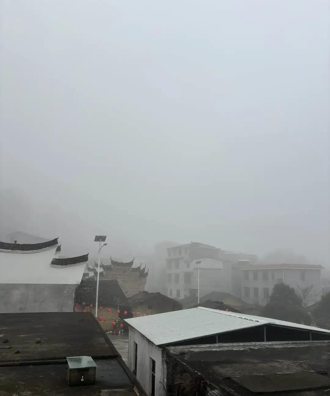 北漂阿哲在小红书甩出一张

32万的春节回家账单，高铁票

红包

聚餐分摊32