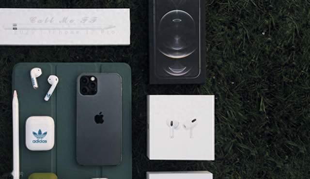 iPhone 20 Pro 曝光：苹果 20 周年终于大改款，直屏钉子户这回真弯了