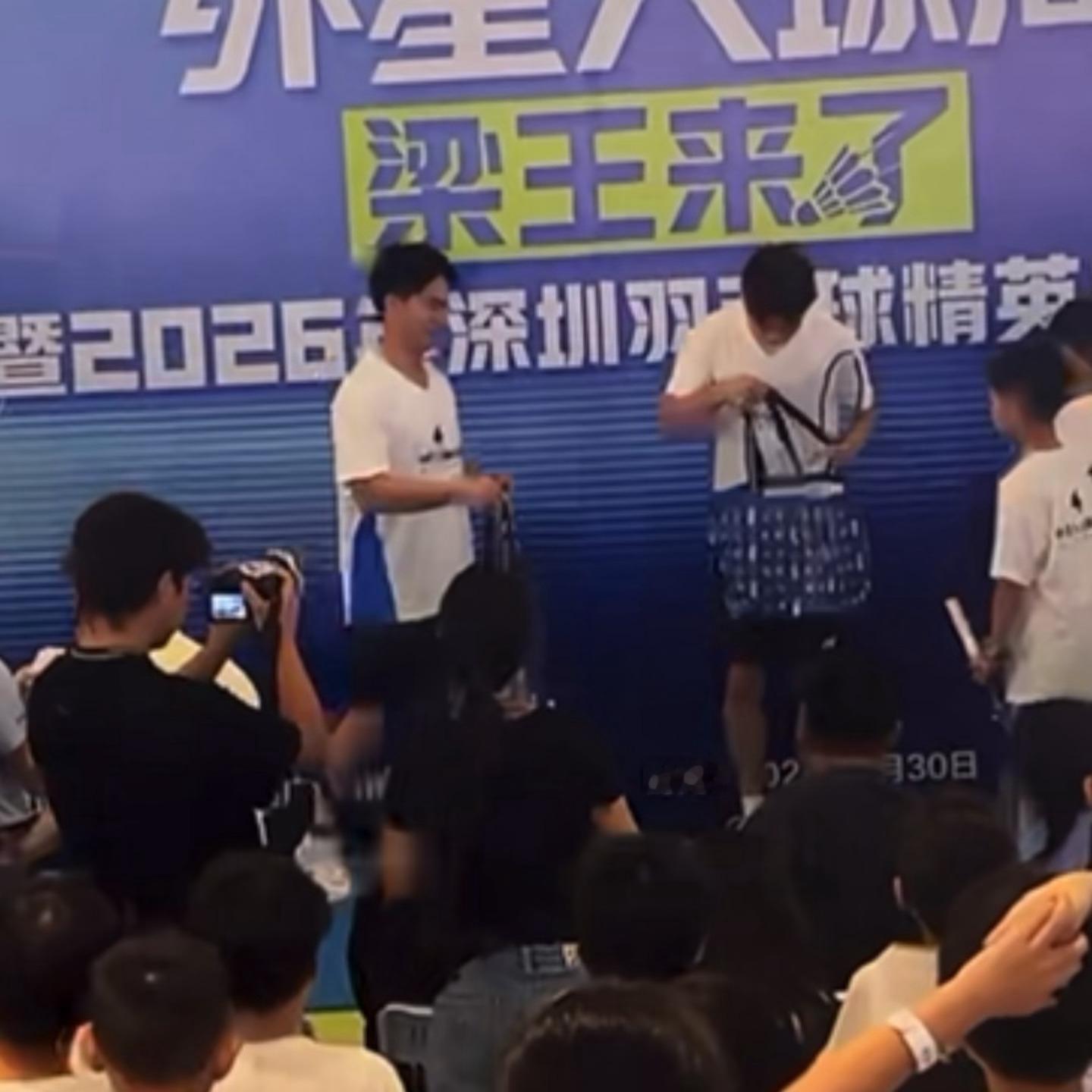 笑炸了 两个人递出去前都扒拉开袋子看了看里面有什么 要不你俩是两口子呢 ​​​