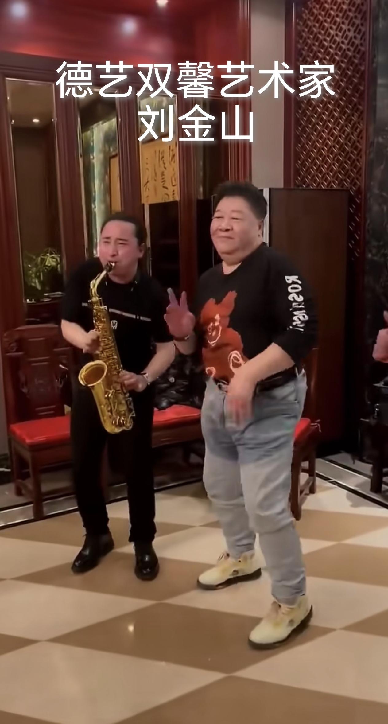 刘金山62岁老戏骨，《小兵张嘎》里的胖翻译，让大家记住了他。
    为了照顾父