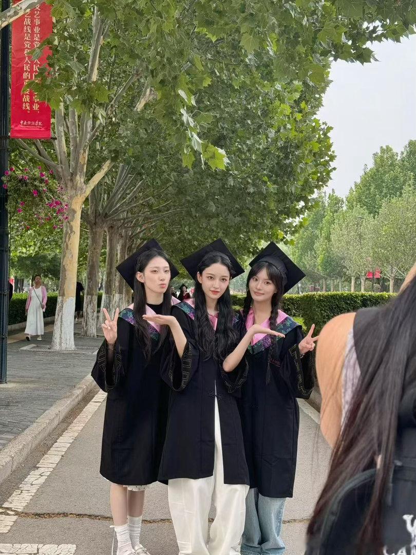 冯女郎中戏生图路透中戏毕业合影看到了杨舒伊杨舒伊毕业合影生图曝光，五官比例恰到好