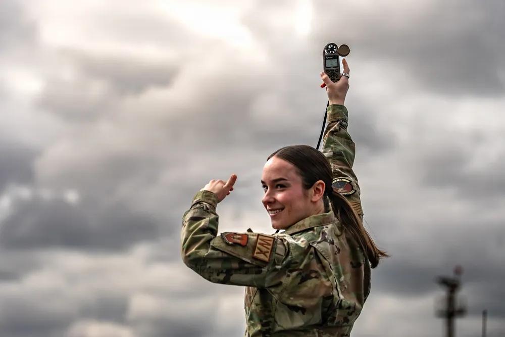 气象资料无疑是一种重要的军事资产。
美国空军高级空军士兵麦肯齐·马蒂，第86作战