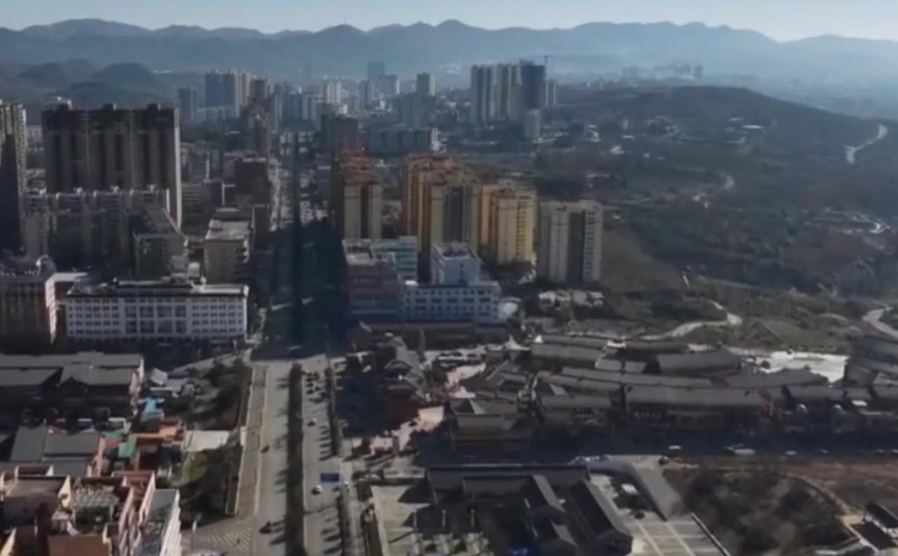 遵义警方查处一起利用AI生成虚假车祸视频的造谣案件。违法人员杨某为博眼球，制作拼