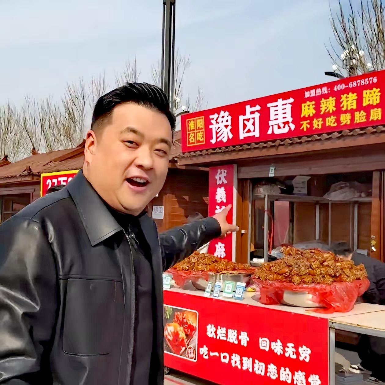 河南周口，31岁的张乐，花了27万，拍下了太昊陵庙会一个9平方米摊位的30天使用