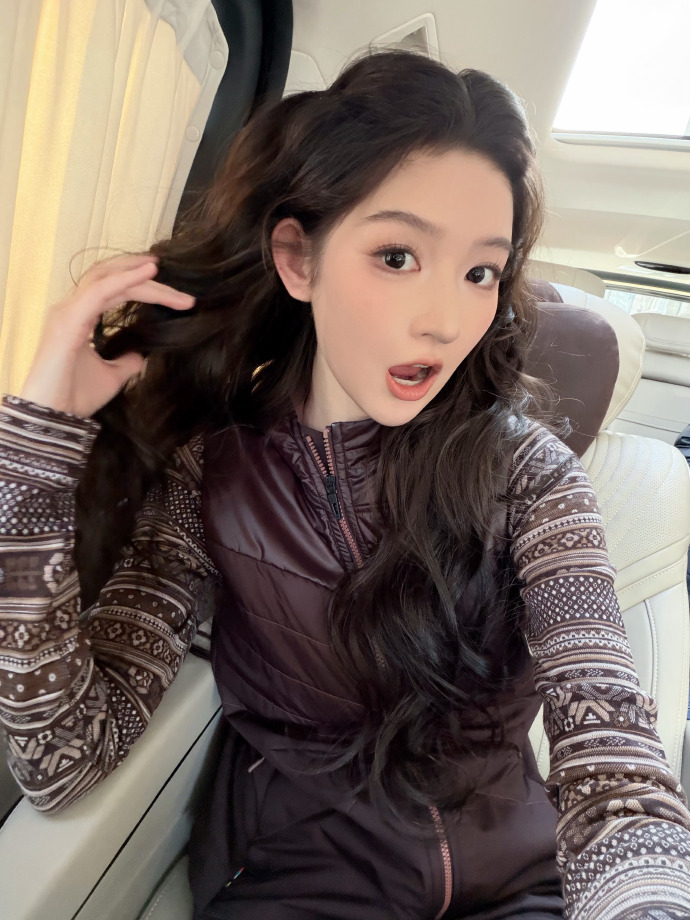 王玉雯漂亮得像洋娃娃一样王玉雯简直是从童话里走出来的洋娃娃！一双圆溜溜的杏眼灵动