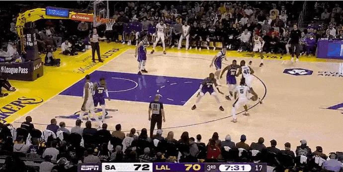 东77超巨实力尽显，这是在给文班亚马上课啊！
东77：欢迎文班来到超级巨星区间。