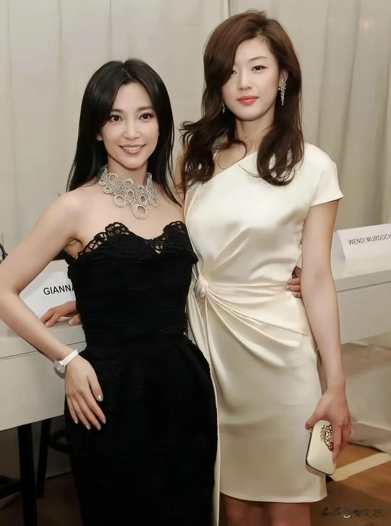 我一直觉得全智贤的外貌很普，虽然漂亮，但也没有她粉丝吹得那么的天花乱坠。

但很