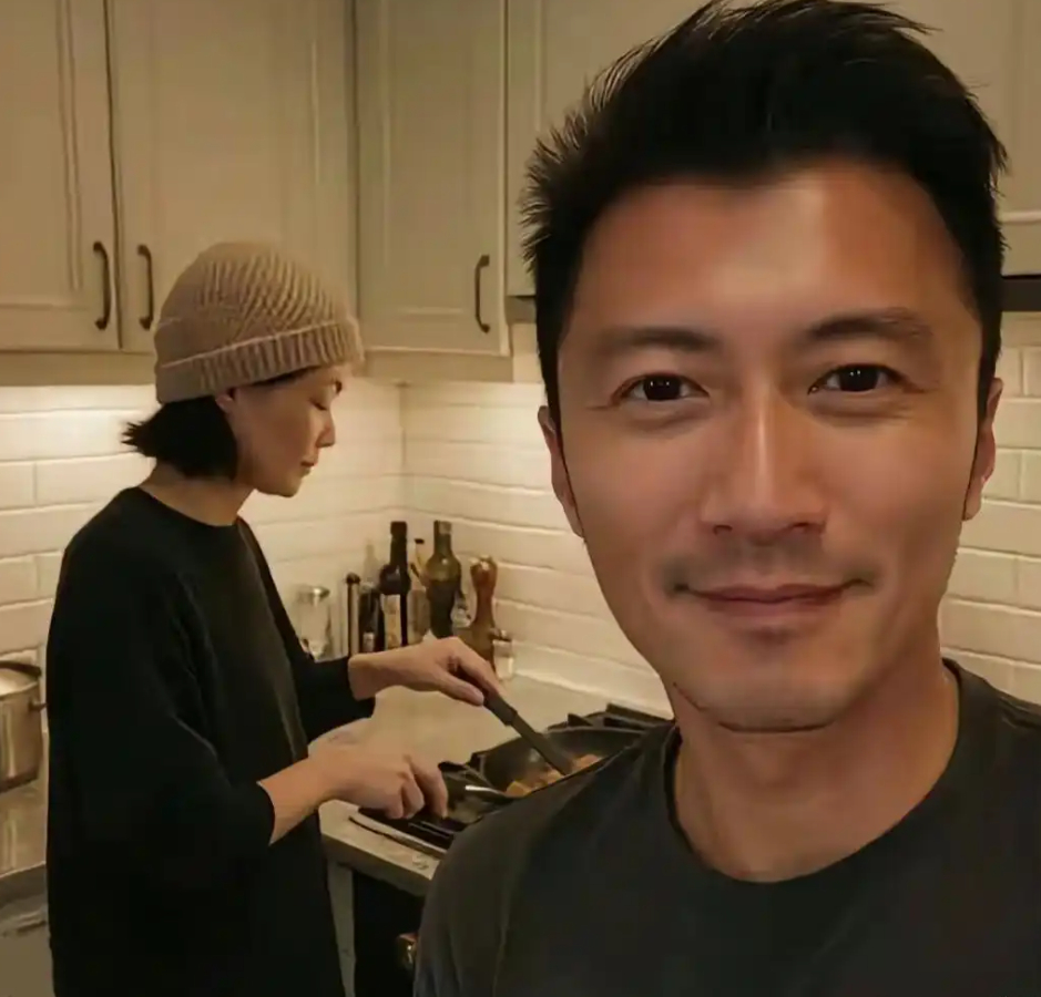 能让王菲甘愿下厨的男人只有谢霆锋了吧，以前王菲与李亚鹏在一起在采访时说从不做饭！