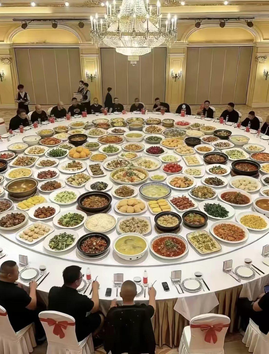 这满汉全席看着是豪华，
但中间的那些菜怎么吃呢？
难不成爬上桌子吃吗？