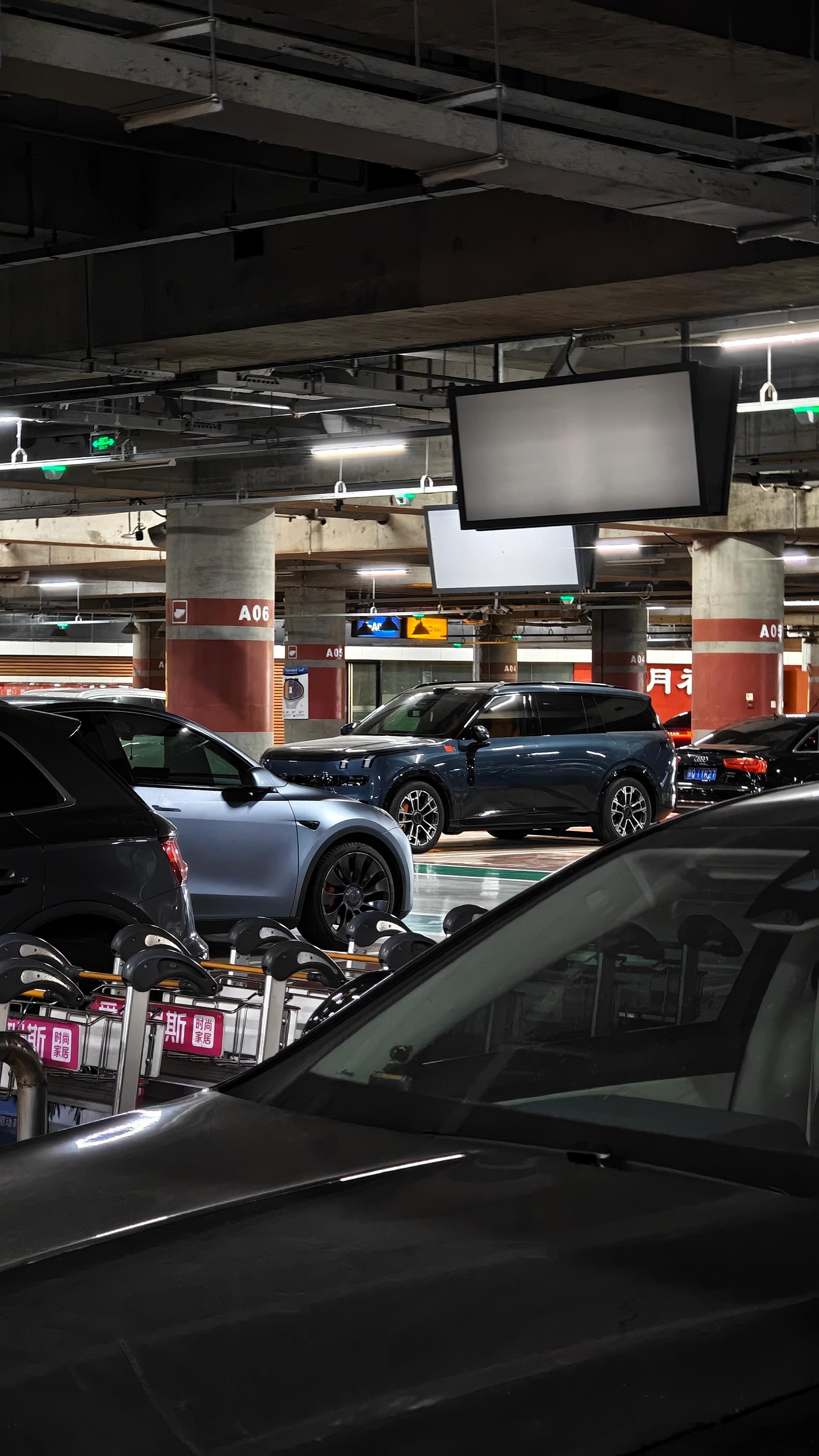 每次都算算，如果时间和价格差不多，我就开车放机场。有的时候远处看见自己车的时候会