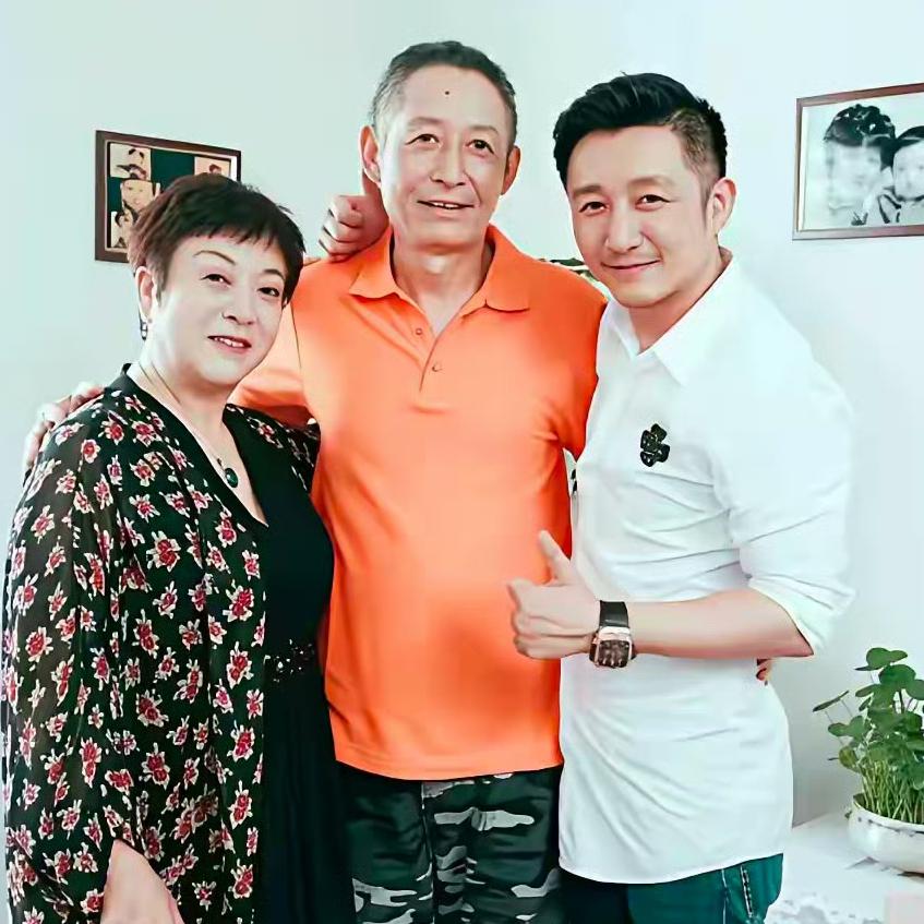 邹市明和父母双亲，一张幸福的合影，这张照片拍摄于上海家中，主人公从左至右依次是邹