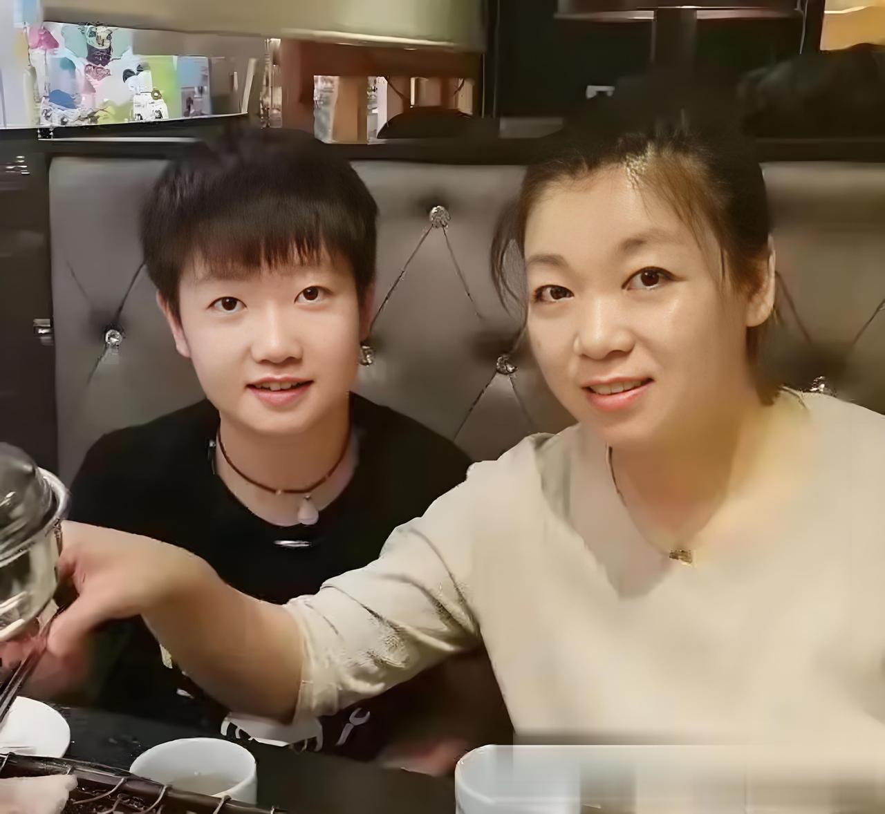 孙颖莎妈妈心疼，冠军背后的平凡！

在一次采访：沙妈说:我家莎莎从小到大一次正经