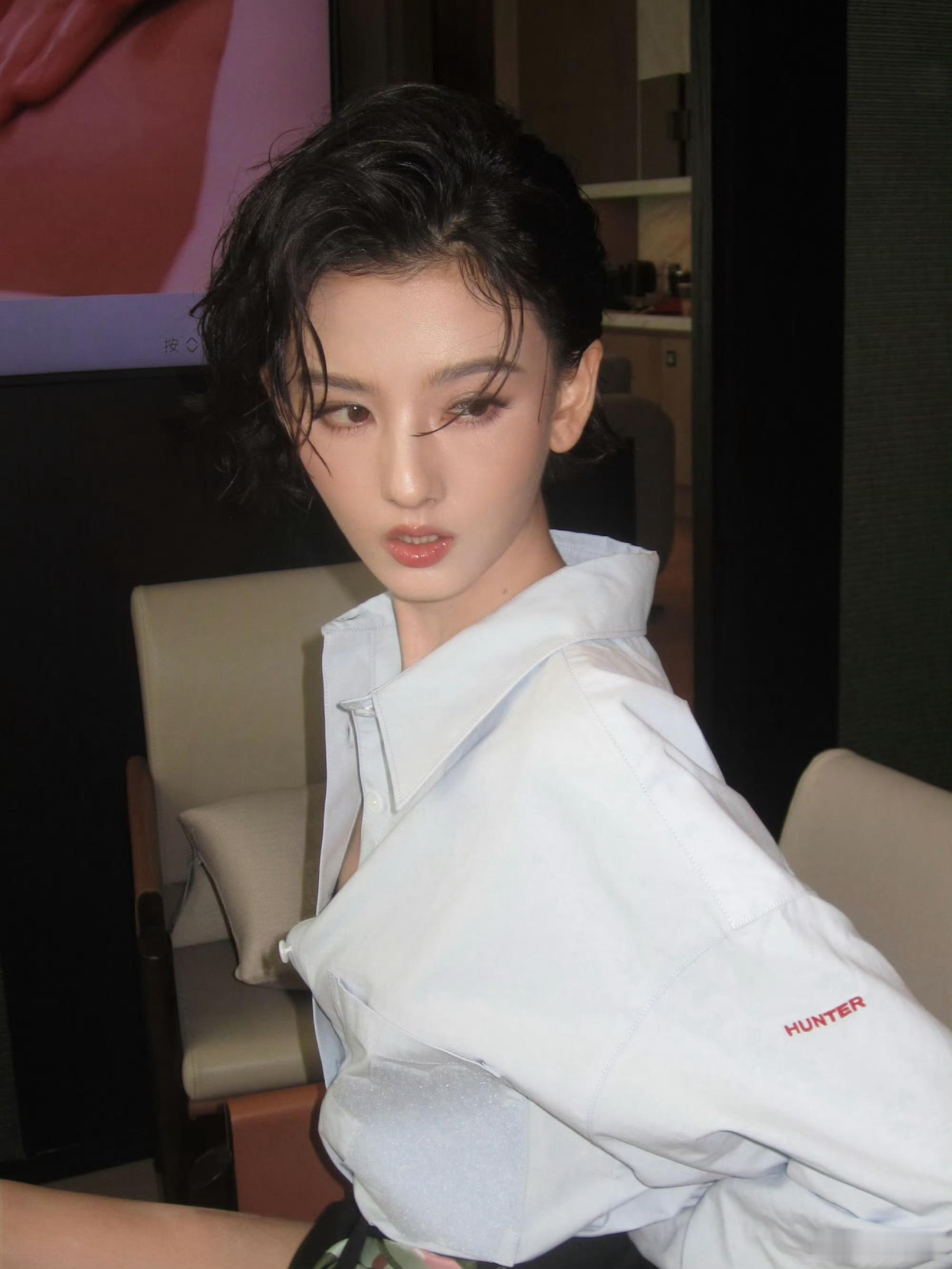 宋祖儿我想象中剪短发的样子 别人剪短发是换个造型，宋祖儿剪短发是直接换了个人设吧
