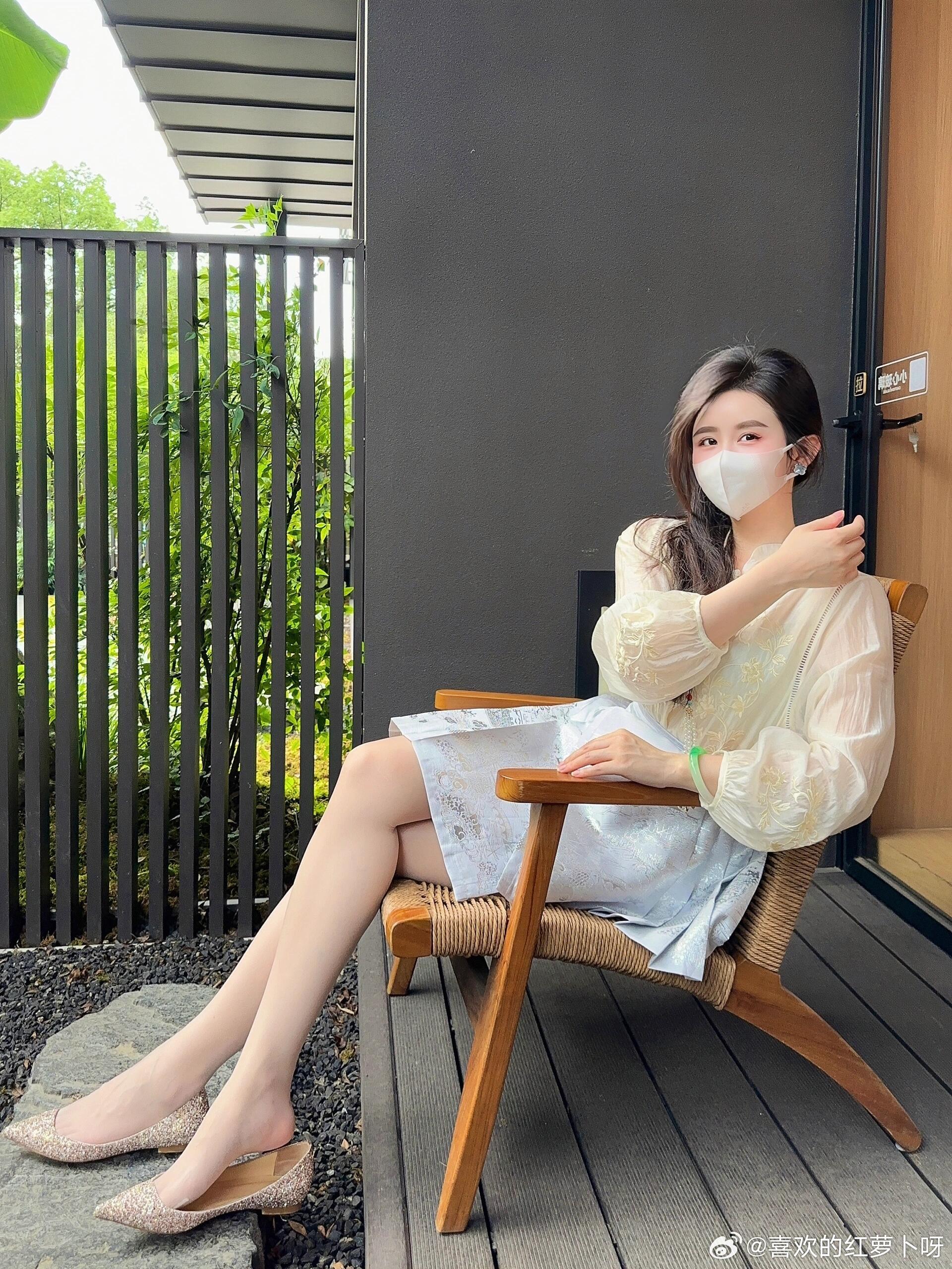 平底鞋浅露趾缝的设计，搭配丝袜的朦胧美，真的太会了～ ​​​