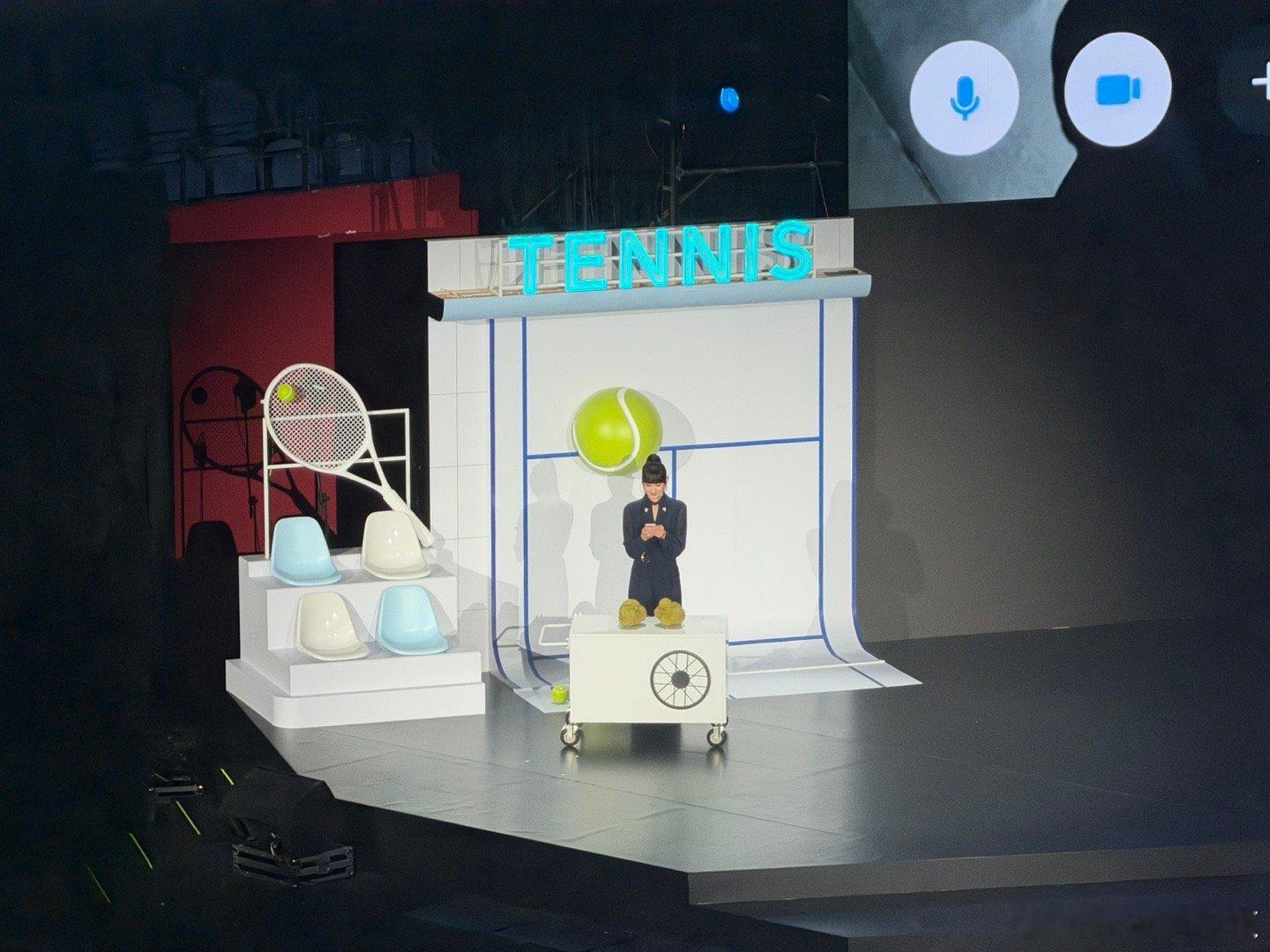 YOYO现场挑榴莲？ 它挑了左边的 