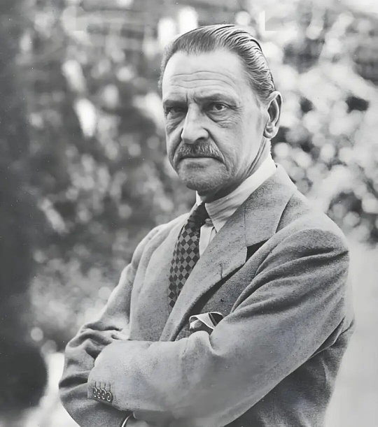 建议执着于被爱的女性去看毛姆作品真的太建议总在执着被爱的女性去读毛姆了，他从不会