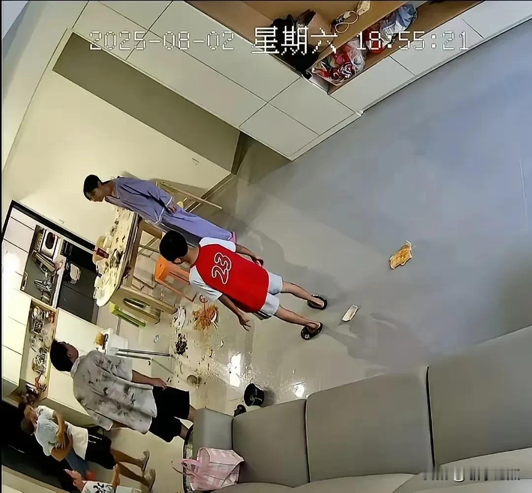 没有人认识这个鸡蛋男吗？这个丢脸的男人是四川的，这周围的人就没有认识他的吗？能不