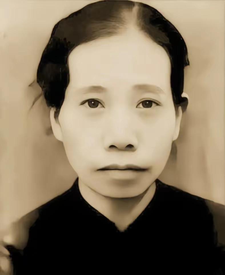 常德会战白刃战：长发散落的铁血巾帼，她以女子之躯毙敌五人
 
1943年常德会战