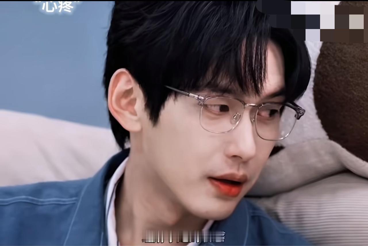 柳柳看周佑凌的档案时，一些自卑感根本藏不住。
因为她看到的，是一个家庭圆满、父母